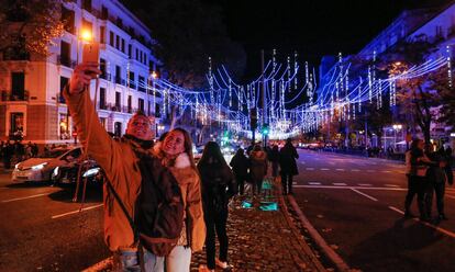 Una pareja se fotografía en la calle Alcalá, este viernes.