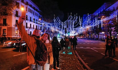 Una pareja se fotografía en la calle Alcalá, este viernes.