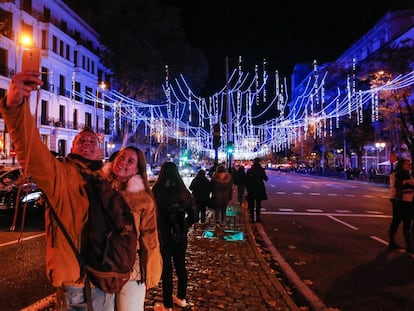 Una pareja se fotografía en la calle Alcalá, este viernes.