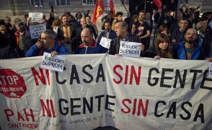 Protesta de miembros de la Plataforma de Afectados por la Hipoteca (PAH) en Santander.