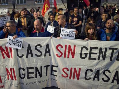 Protesta de miembros de la Plataforma de Afectados por la Hipoteca (PAH) en Santander.