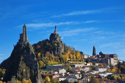 La villa de Le Puy-en-Velay ofrece uno de los espectáculos visuales más llamativos del centro de Francia. Tres peñascos volcánicos que se elevan sobre los tejados del pueblo coronados por un trío de monumentos religiosos: una iglesia del siglo X, una catedral románica y una gran estatua de hierro de la Virgen con el Niño, que custodia la villa desde 1860.