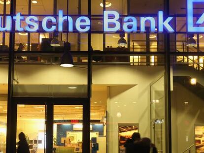 Foto de una fachada de una oficina de Deutsche Bank