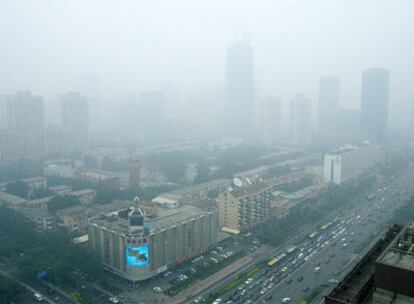 Imagen tomada hoy de Pekín inmersa en humo.