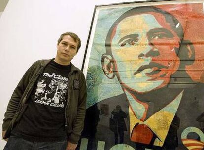 Shepard Fairey posa junto al cuadro 'Hope'