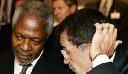 El secretario general de las Naciones Unidas, Kofi Annan (izquierda) habla con el Primer ministro Italiano, Romano Prodi, en el ministerio de asuntos exteriores en Roma.