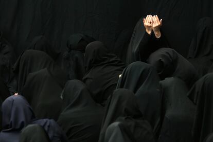 Mujeres chiíes iranís rezan durante una ceremonia en la mezquita de Sadat Akhavi en Teherán (Irán).