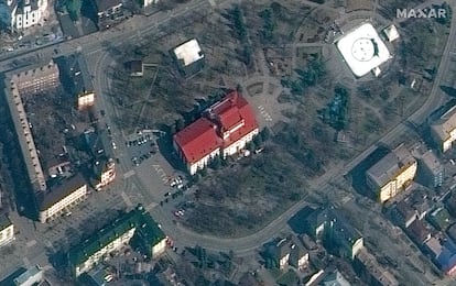 Imagen de satélite del 14 de marzo donde se muestra el teatro bombardeado en Mariupol con la palabra "niños" en ruso, donde se indicaba que era un refugio de civiles. El teatro fue bombardeado el miércoles y quedó destrozado. Las autoridades ucranias alertaron de que servía de refugio a centenares de personas. Aún no se conoce una cifra de víctimas, pero un funcionario del Ayuntamiento de la localidad ha señalado este jueves que hay supervivientes bajo los escombros.