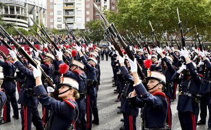 La parada militar, que recorrió más de dos kilómetros del céntrico paseo madrileño de la Castellana, estuvo dedicada a las misiones de las Fuerzas Armadas en el exterior, inauguradas en 1989 en Angola, de las que este año se cumple el 30 aniversario. En la imagen, miembros de la Guardia Real asisten al desfile en el paseo de la Castellana de la capital.