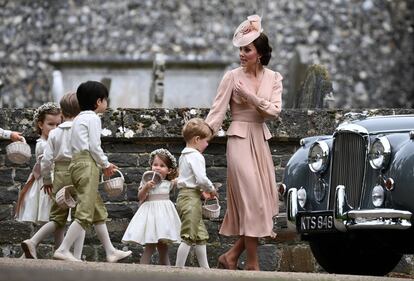 La Duquesa de Cambridge camina con un grupo de niños y niñas, incluyendo el Príncipe George y la Princesa Charlotte tras la boda de Pippa Middleton y James Matthews en la iglesia de San Marcos en Englefield, al oeste de Londres, el 20 de mayo de 2017.