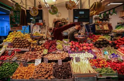 La visita a un mercado de barrio muestra que el concepto de proximidad puede ser ambiguo. ¿Se refiere a productos de España frente a los de otros países? ¿O próximo es sólo lo que se produce en la comarca en la que se vive? No hay todavía etiquetas o reglas que acoten la idea que, no obstante, interesa a los consumidores como se ve en las encuestas. “¿Qué significa de proximidad? No lo había oído. Sí que intento comprar productos de España, y si es ecológico, mejor”, dice María José Fernández, de 60 años, que camina con su carrito por el Mercado de Barceló, en el centro de Madrid.