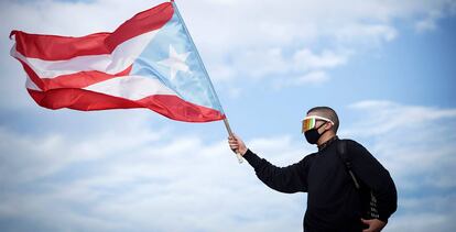 El cantante Bad Bunny ondea una bandera puertorriqueña durante las protestas.