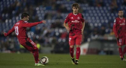 Reyes golpea un libre directo ante la mirada de Denis Suárez.