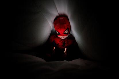 Un niño disfrazado de Spiderman se comunica con una videollamada con sus abuelos en el 'concello' coruñés de Pontedeume.