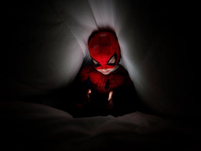 Un niño disfrazado de Spiderman.