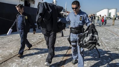 Uno de los marinos sirios en un narcobarco y liberado después.