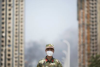 La explosión llega en un momento poco conveniente para las autoridades chinas, en un país donde los desastres se interpretan aún hoy como un mensaje sobrenatural contra los mandatarios que han perdido el favor de los cielos y la estabilidad es la gran obsesión del Gobierno. En la imagen, un miembro de policía paramilitar que ha participado en la evacuación de la zona residencial cercana al lugar del suceso.