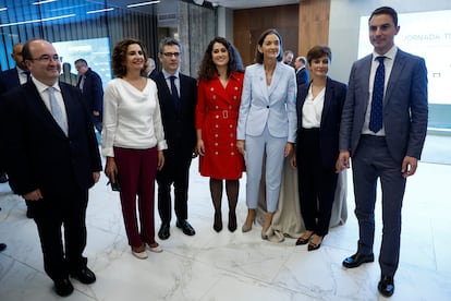 El ministro de Cultura y Deportes, Miquel Iceta; la de Hacienda, María Jesús Montero; el de Presidencia, Félix Bolaños; la concejala socialista del Ayuntamiento de Madrid Enma Lopez; la ministra de Comercio y Turismo, Reyes Maroto; la de Política Territorial, Isabel Rodríguez; y el secretario general del PSOE de Madrid, Juan Lobato, durante el acto.
