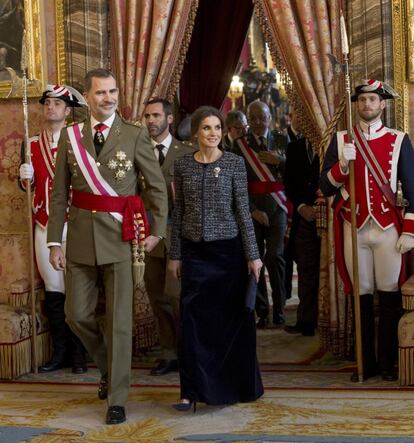 Vestido con uniforme de capitán general del Ejército de Tierra y acompañado por la reina Letizia, Felipe VI ha agradecido la “conducta ejemplar” de los militares en estos años, en los que han tenido como valores “el respeto a los derechos humanos y a la dignidad de las personas” y “la disciplina […] como expresión colectiva e individual de actuación”.