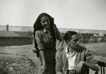 Miguel Delibes, con su esposa, Ángeles de Castro, en los años cuarenta.