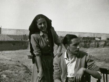 Miguel Delibes, con su esposa, Ángeles de Castro, en los años cuarenta.