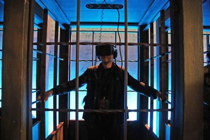 Un visitante, en la cabina de la experiencia virtual 'Escala el Muro'.