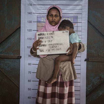 En el campo de refugiados temporal de Kuala Langsa (Indonesia) se identifica a los cientos de musulmanes birmanos de la etnia rohingya que llegaron a Indonesia el 15 de mayo. Se cree que miles de ellos continúan hacinados en barcos a la deriva en el sureste asiático en las condiciones más precarias. En la imagen, Ajidah de 20 años con su hijo en brazos.