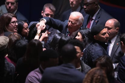 El vicepresidente de los Estados Unidos Joe Biden saluda al público que asiste al discurso de Barack Obama.