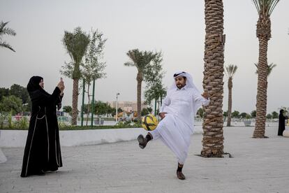 Un hombre da toques al balón en Doha, este martes.