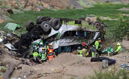 Los trabajadores de rescate en el lugar donde ocurrió un accidente de autobús que dejó al menos 20 muertos y 21 heridos en Taltal (Chile).