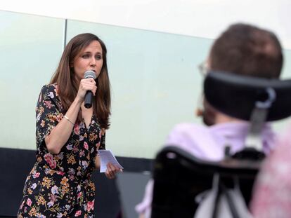 La candidata a la Secretaría General de Podemos, Ione Belarra, durante el acto de cierre de campaña de primarias en Zaragoza este jueves. En primer plano, Pablo Echenique.