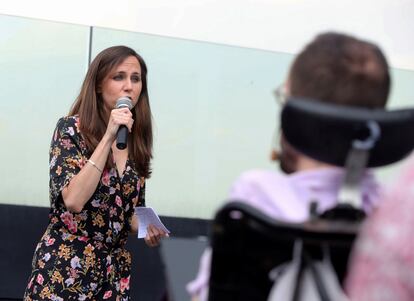 La candidata a la Secretaría General de Podemos, Ione Belarra, durante el acto de cierre de campaña de primarias en Zaragoza este jueves. En primer plano, Pablo Echenique.