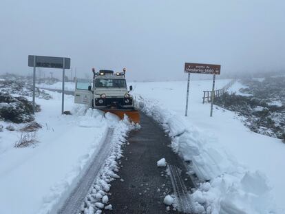 El paso de la borrasca copa de nieve el Puerto de Honduras, en Cáceres, este sábado.