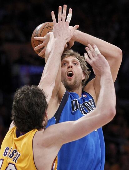 Dirk Nowitzki (7º anotador histórico de la NBA con 27.808 puntos) lanza ante Pau Gasol en un Dallas-Lakers de 2011.