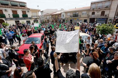 Cientos de vecinos congregados en la plaza del Ayuntamiento de Seseña.