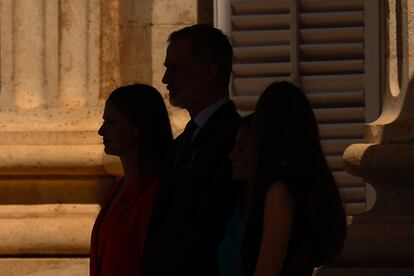 Silueta de los reyes Felipe y Letizia, la princesa Leonor y la infanta Sofía desde el balón del Palacio Real.