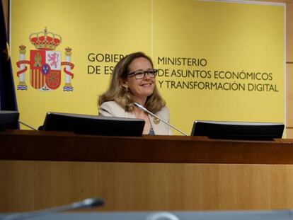 La vicepresidenta primera del Gobierno, Nadia Calviño, junto a la vicepresidenta tercera, Teresa Ribera, presentan el Marco Bonos Verdes, la semana pasada en Madrid.