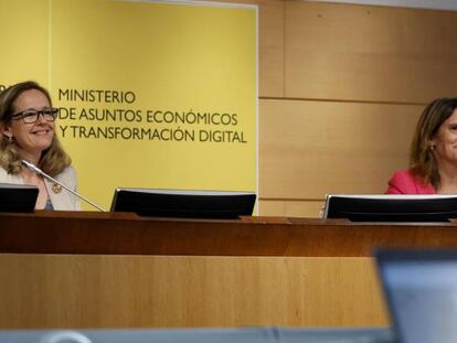 Las vicepresidentas primera y tercera del Gobierno, Nadia Calviño y Teresa Ribera, durante una intervención conjunta.