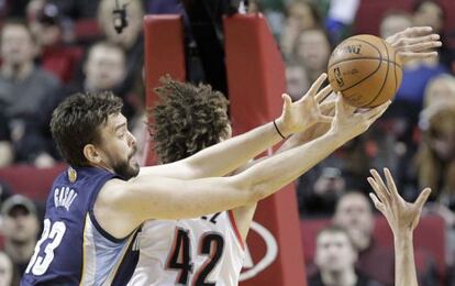 Marc Gasol, a la izquierda, disputa el balón con Robin Lopez de Portland.