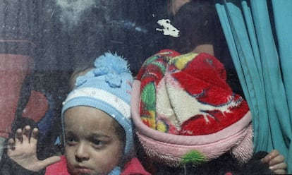 Una niña palestina mira por la ventana del autobús mientras espera con su familia en el cruce de Rafah, entre Egipto y el sur de la Franja de Gaza, poder cruzar a Egipto.