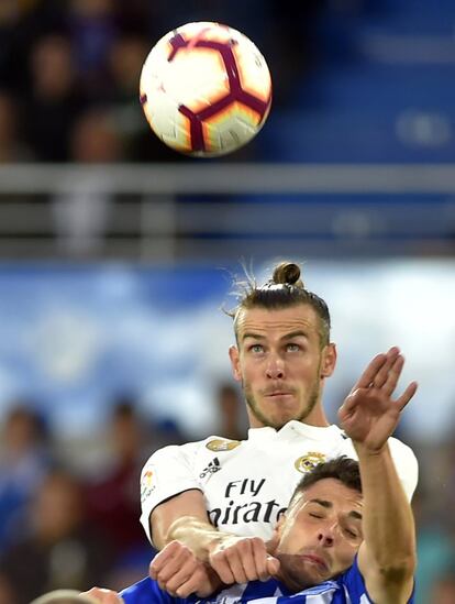 Gareth Bale cabecea ante la oposición de Ximo Navarro.