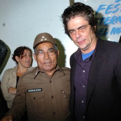 El actor puertorriqueño Benicio del Toro, junto al coronel y ex guerillero Leonardo Tamayo, en los cines Yara de La Habana (Cuba) durante el estreno en la isla de 'El argentino' y 'Guerrilla', las dos películas de Steven Soderbergh sobre la vida de Ernesto 'Che' Guevara.