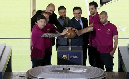 Los capitanes del Bar&ccedil;a y el presidente con la maqueta del Camp Nou.