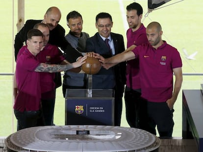 Os capitães do Barça e o presidente com a maquete do Camp Nou.