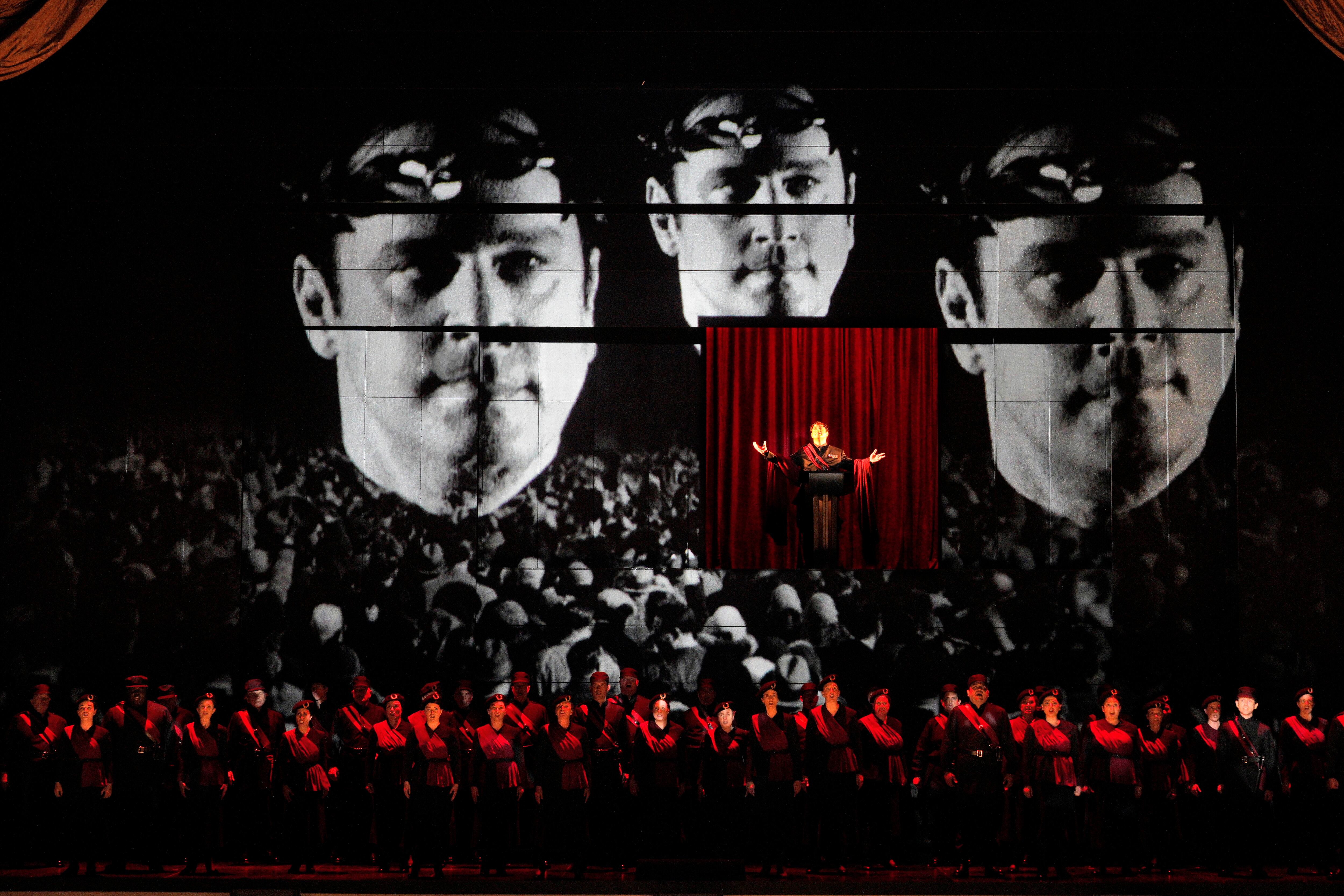 El tenor Paul Appleby durante su proclamación como emperador, en el segundo acto de  ‘Antony & Cleopatra’