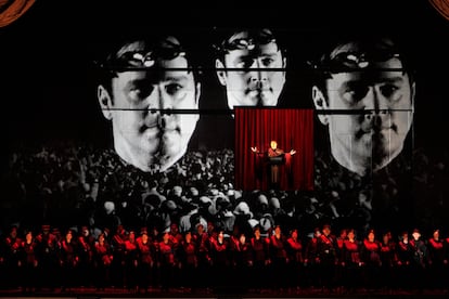 El tenor Paul Appleby durante su proclamación como emperador, en el segundo acto de  ‘Antony & Cleopatra’