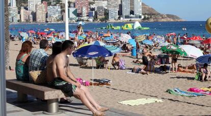 Turistas tomando el sol en la playa de Levante de Benidorm