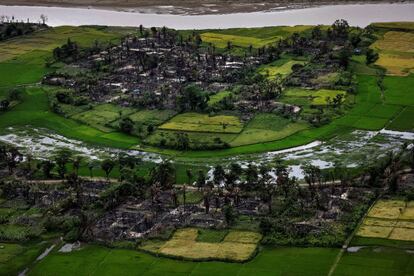 Aldeia rohingya destruída pelo fogo perto de Maungdaw, ao norte do Estado de Rakhine (Mianmar), em 27 de setembro de 2017.