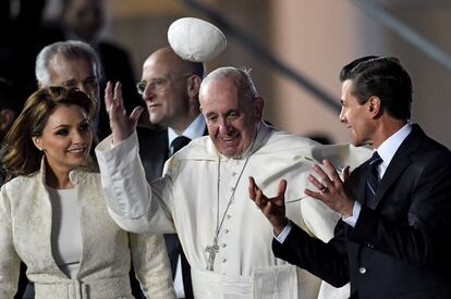 El papa Francisco es recibido por el presidente mexicano, Enrique Peña Nieto (d), y la primera dama, Angélica Rivera (i), a su llegada en el hangar presidencial del Aeropuerto Internacional de Ciudad de México (México).