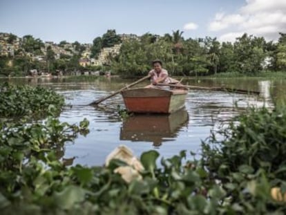 Muy conocida por cruzar a la gente de una orilla a otra de los ríos Ozama e Isabela, en Santo Domingo, ella es una de los miles de ciudadanos que habitan en viviendas paupérrimas en el país caribeño